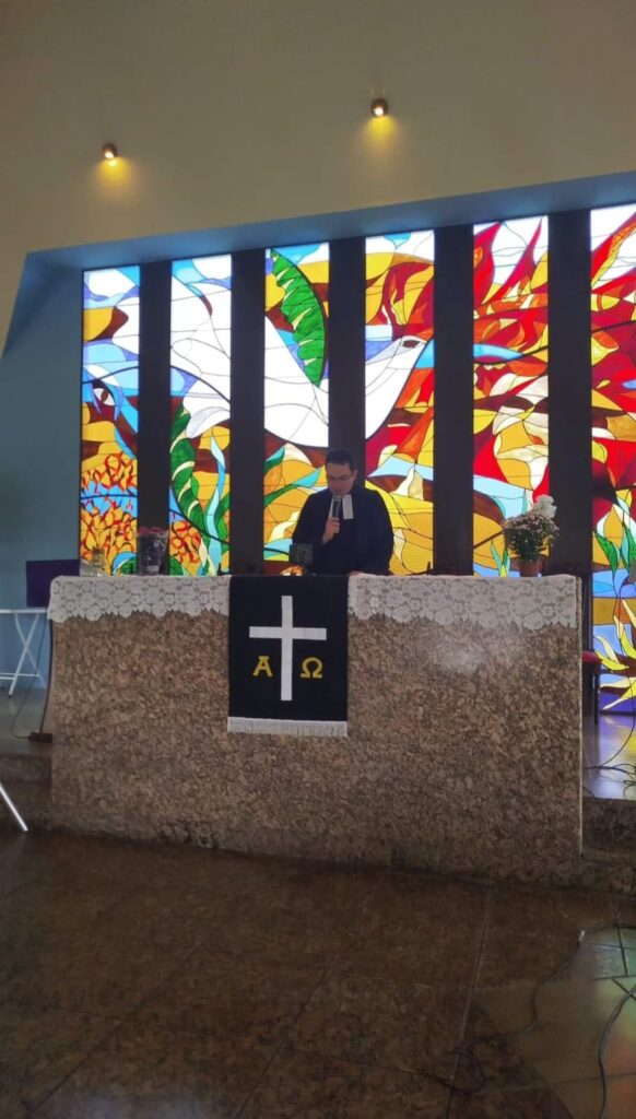 A Pastoral da Consolação promoveu dois cultos: um no Cemitério Jardim da Paz, na zona leste da capital, e outro no Memorial Ecumênico Martim Lutero, ambos conduzidos pelo pastor Renan Schlemper, coordenador da pastoral.